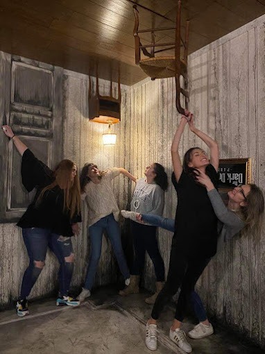 EVJF escape game Paris : groupe d'amies dans la salle à l'envers de The Dark Dreams
