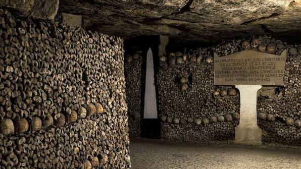 catacombes de Paris ossements galerie souterraine